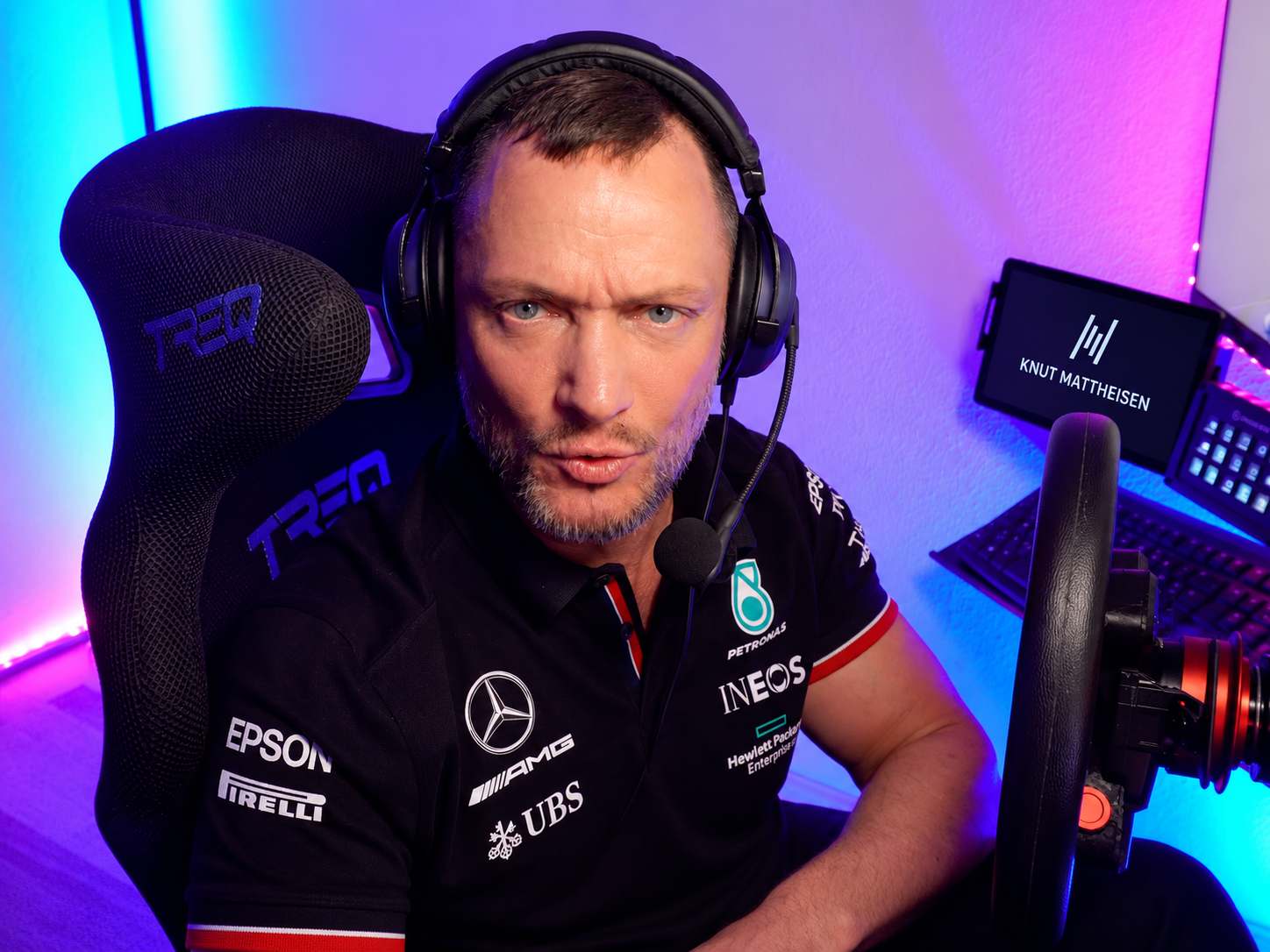 Porträt des Kanalbetreibers am Simulator mit Headset